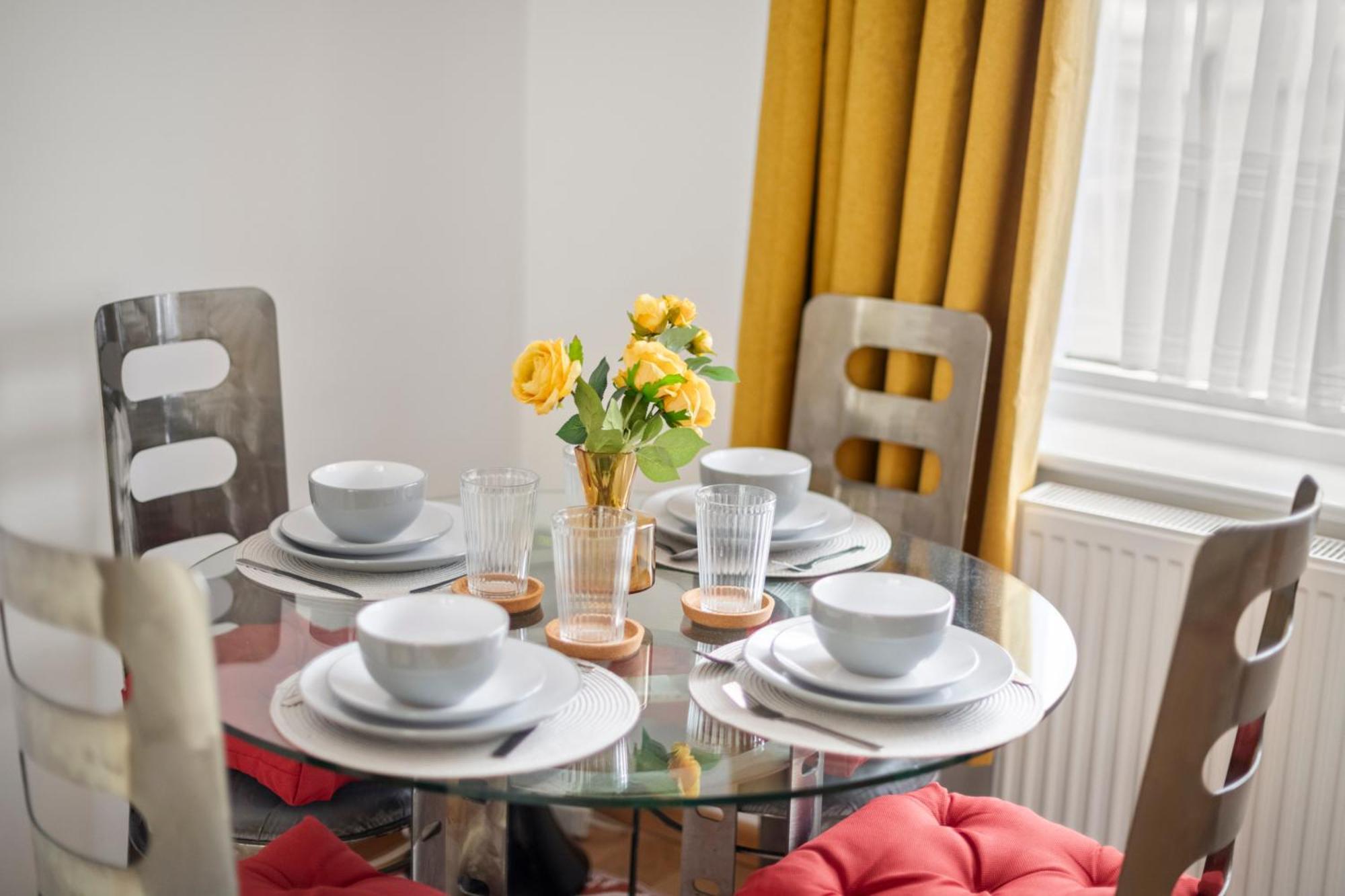 Villa Spacious 2-bedroom House With Large Garden & Free Parking - Perfect For Contractors & Families *